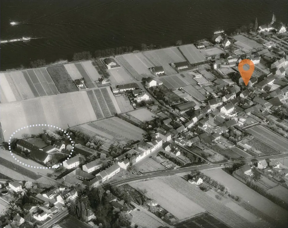 Historisches Luftbild mit der Schule