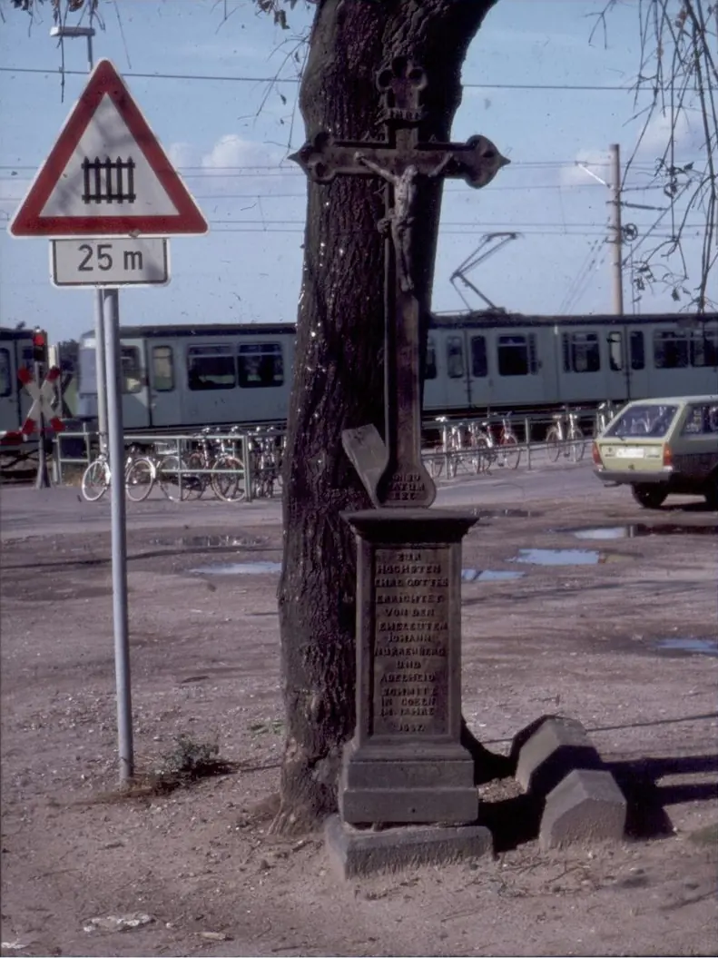 Wegkreuz am Bahnübergang der Rheinuferbahn